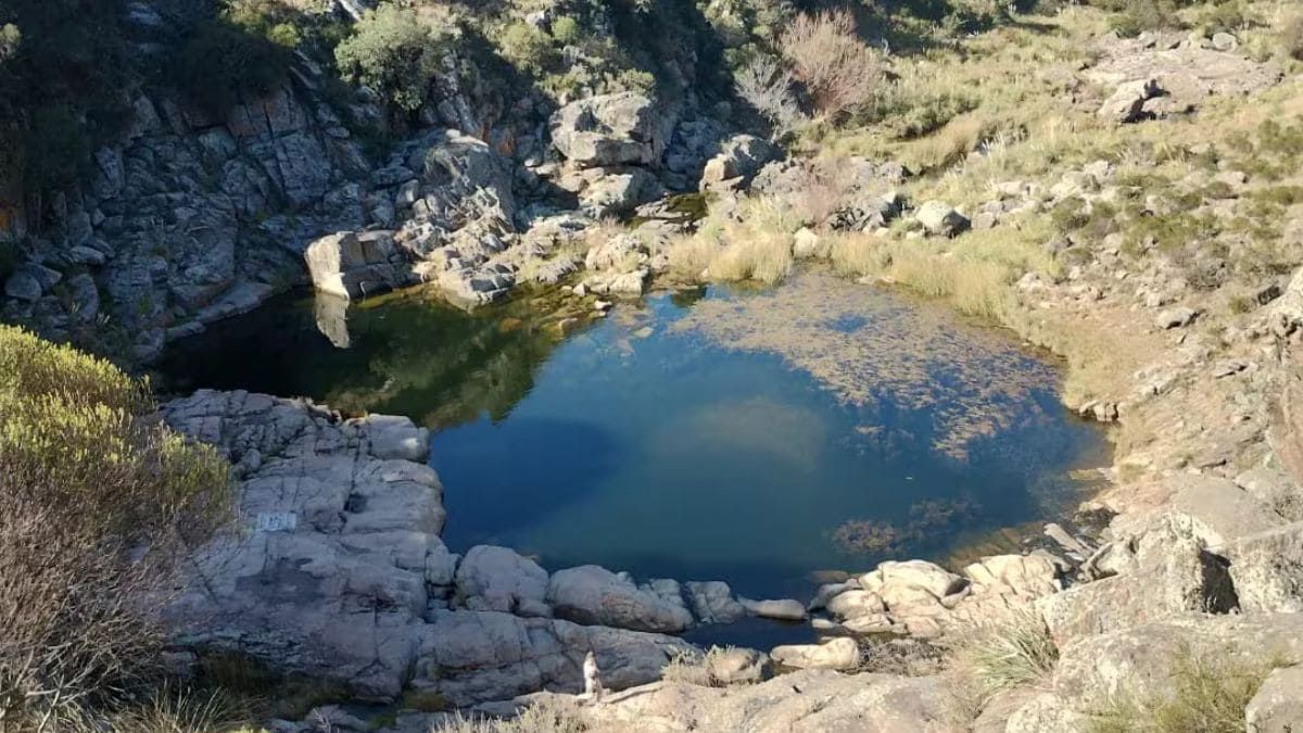 Ubicado en el departamento de Cruz del Eje, se encuentra la Cascada Escalera, un impresionante salto de agua de 20 metros de altura. Ubicado en el departamento de Cruz del Eje, se encuentra la Cascada Escalera, un impresionante salto de agua de 20 metros de altura.