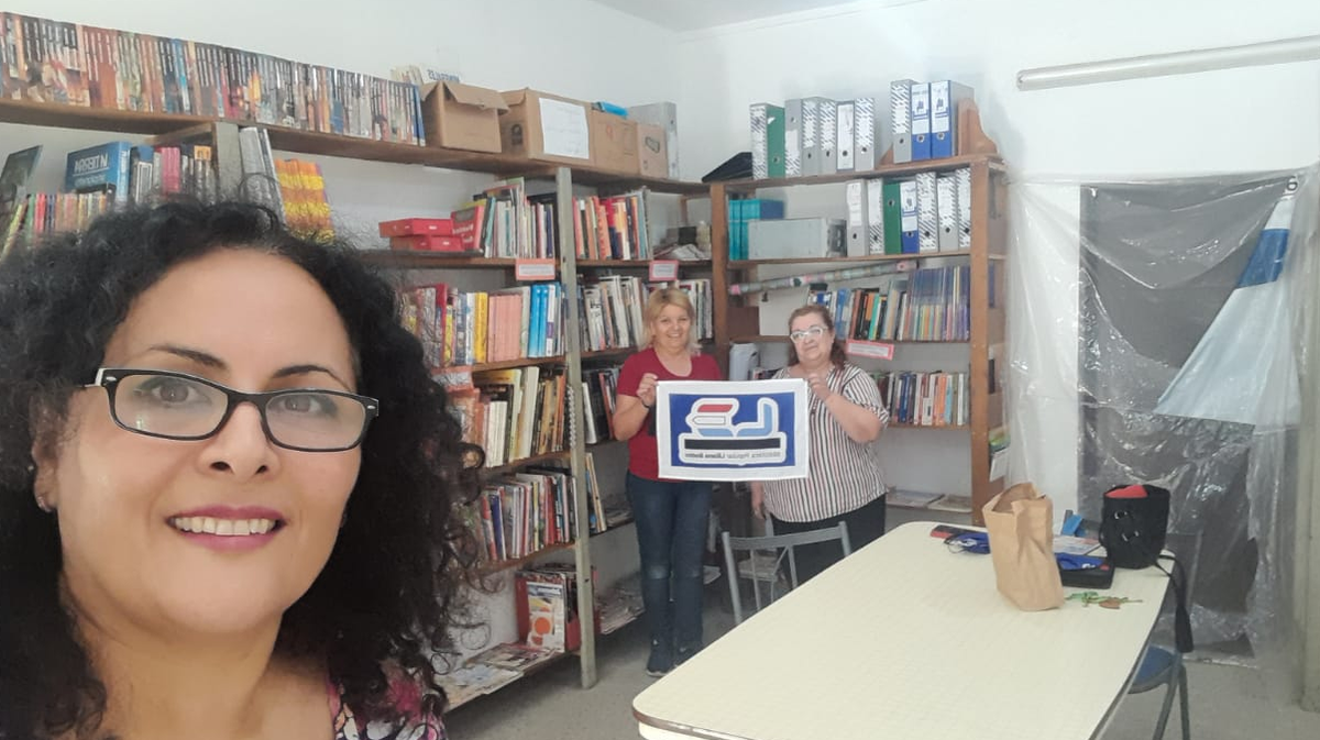 Tres de las diez mujeres que comenzaron con la noble tarea de llevar adelante la biblioteca popular. 