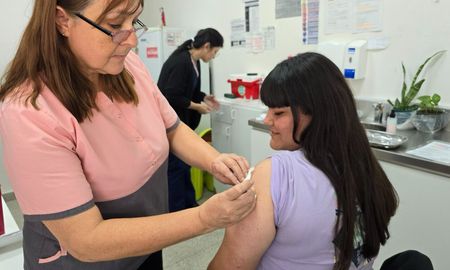 Las familias deben autorizar por escrito la vacunación de sus hijos, asegurando el consentimiento de los tutores y garantizando que cada niño reciba las dosis necesarias. Las familias deben autorizar por escrito la vacunación de sus hijos, asegurando el consentimiento de los tutores y garantizando que cada niño reciba las dosis necesarias.