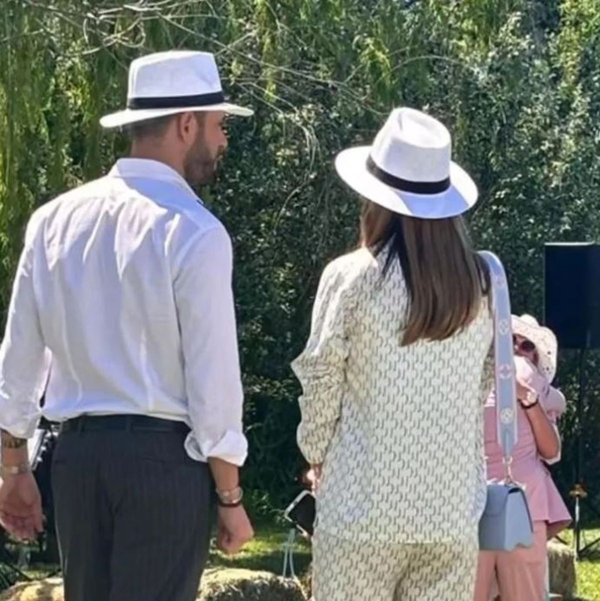 Jesica Cirio, junto a su misterioso novio en el casamiento del productor de Marley. Jesica Cirio, junto a su misterioso novio en el casamiento del productor de Marley.