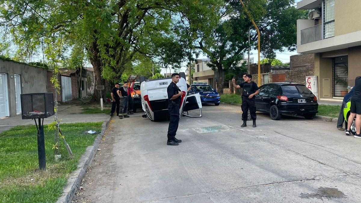 Personal policial actuando en el accidente de barrio Guadalupe Personal policial actuando en el accidente de barrio Guadalupe