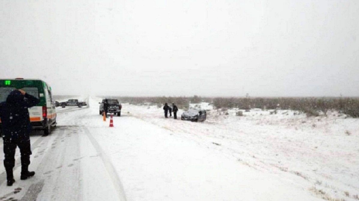 Nieve peligrosa: volcaron un auto y una ambulancia en San Rafael