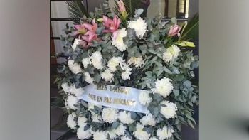 Los repudios llovieron por la aparición de una corona mortuoria en la sede de Amsafé Rosario, que llevaba los nombres de Gustavo Terés y Gabriela Meglio, secretarios adjuntos del gremio e integrantes de las listas del espacio en estas elecciones. 