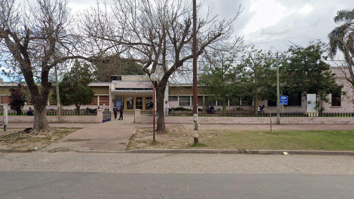 Los directivos de la Escuela N.º 38 Brig. Gral. E. López y la policía