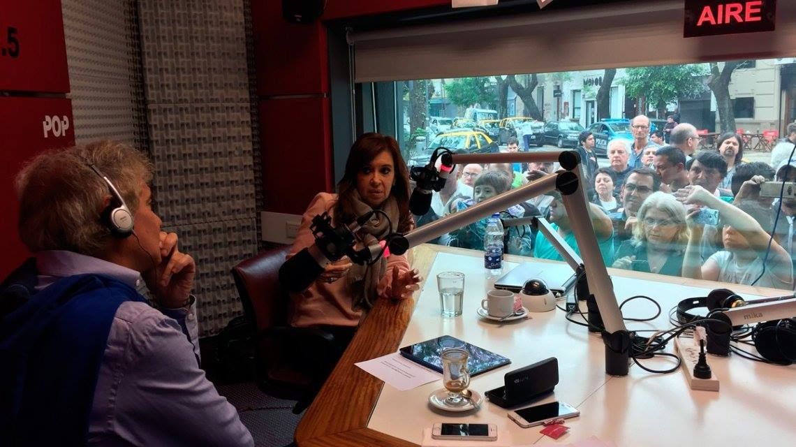 CFK criticó la presencia de gendarmes en la radio donde la entrevistaban