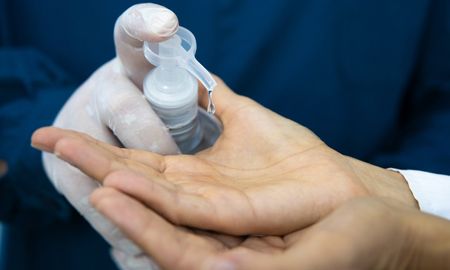 La Anmat prohibió la venta de un alcohol líquido y en gel de una empresa no habilitada. La Anmat prohibió la venta de un alcohol líquido y en gel de una empresa no habilitada.