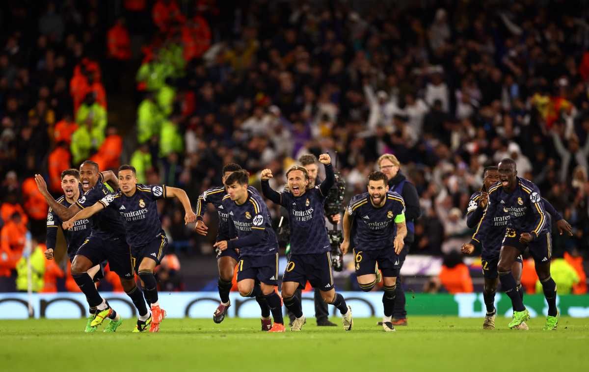 Los jugadores del Real Madrid celebran la victoria en la tanda de penales.