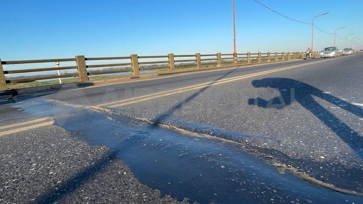 La grieta apareció a unos 15 metros del ingreso al Puente Carretero