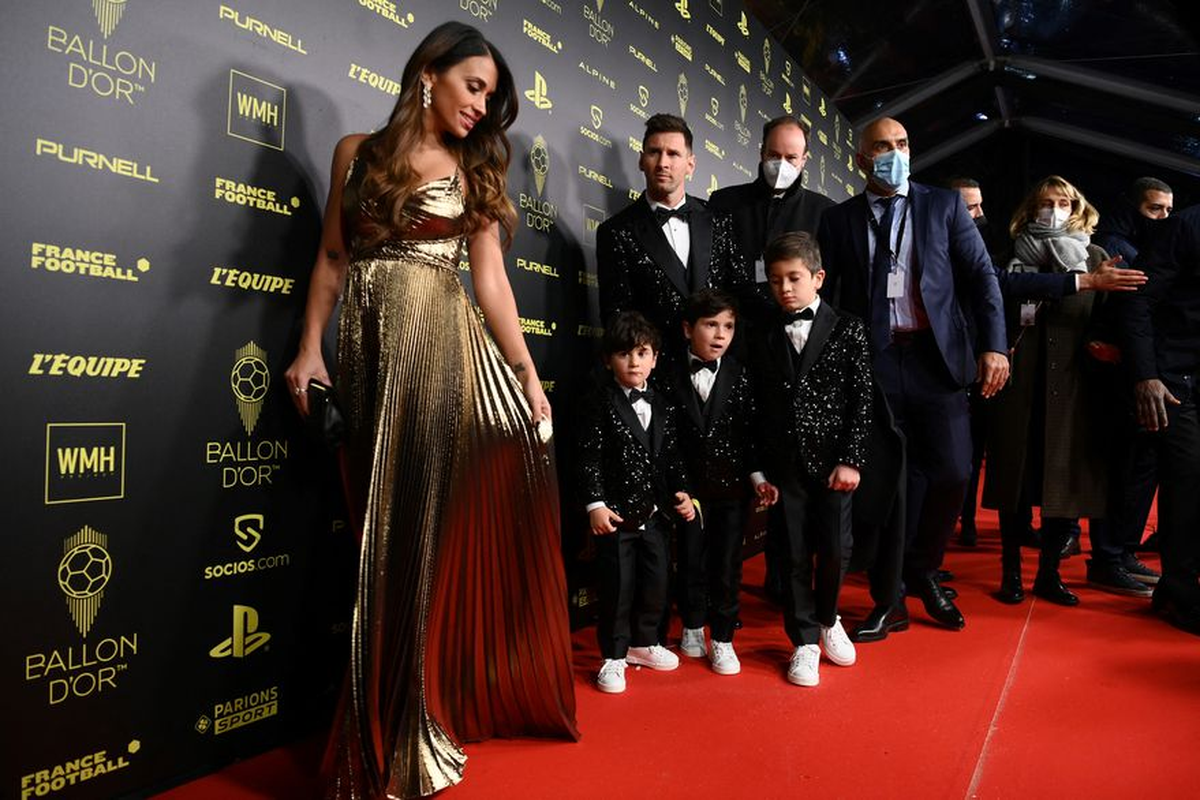 Lionel Messi eligi&oacute; lucir un smoking negro con lentejuelas, al igual que sus tres hijos: Thiago, Mateo y Ciro.