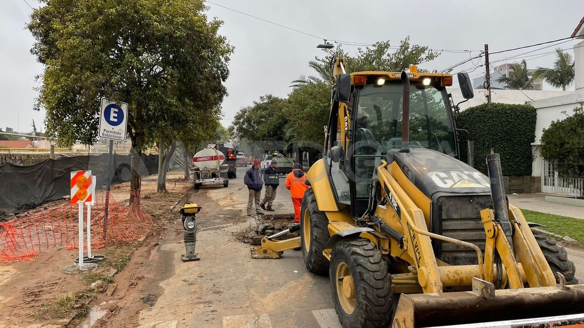 El municipio lleva adelante trabajos de bacheo sobre Lavalle entre Sargento Cabral y Gobernador Candioti.