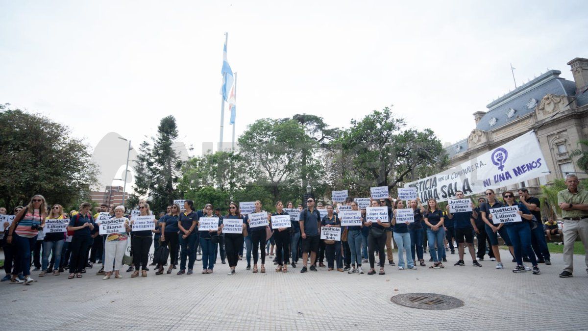 Compañeros de trabajo del Correo Argentino realizaron una vigilia frente a Tribunales Compañeros de trabajo del Correo Argentino realizaron una vigilia frente a Tribunales