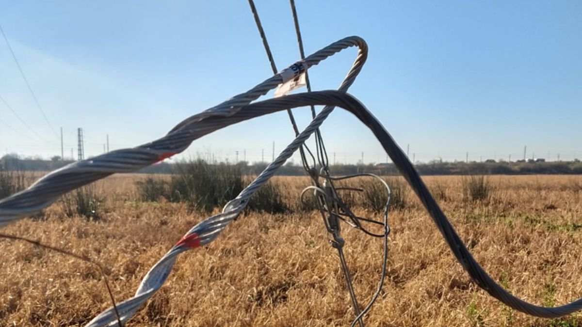 Operarios de la EPE trabajarán para reforzar la estructura dañada.