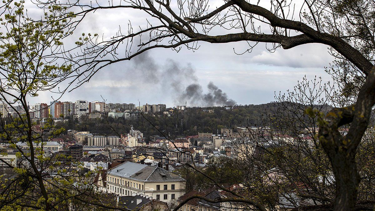 Seis personas murieron y ocho resultaron heridas, incluido un niño, en ataques con misiles rusos en la ciudad de Lviv, en el oeste de Ucrania, el lunes, según Maksym Kozytskyy, jefe de la administración militar regional de Lviv.