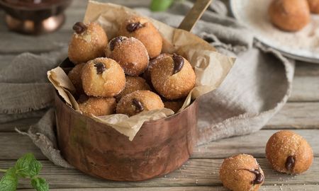 Buñuelos de chocolate para el postre. Buñuelos de chocolate para el postre.