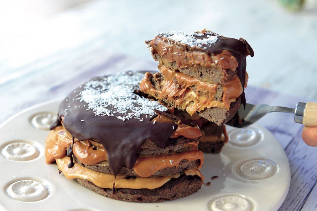 C&oacute;mo hacer una deliciosa torta repleta de coco y man&iacute; paso a paso.