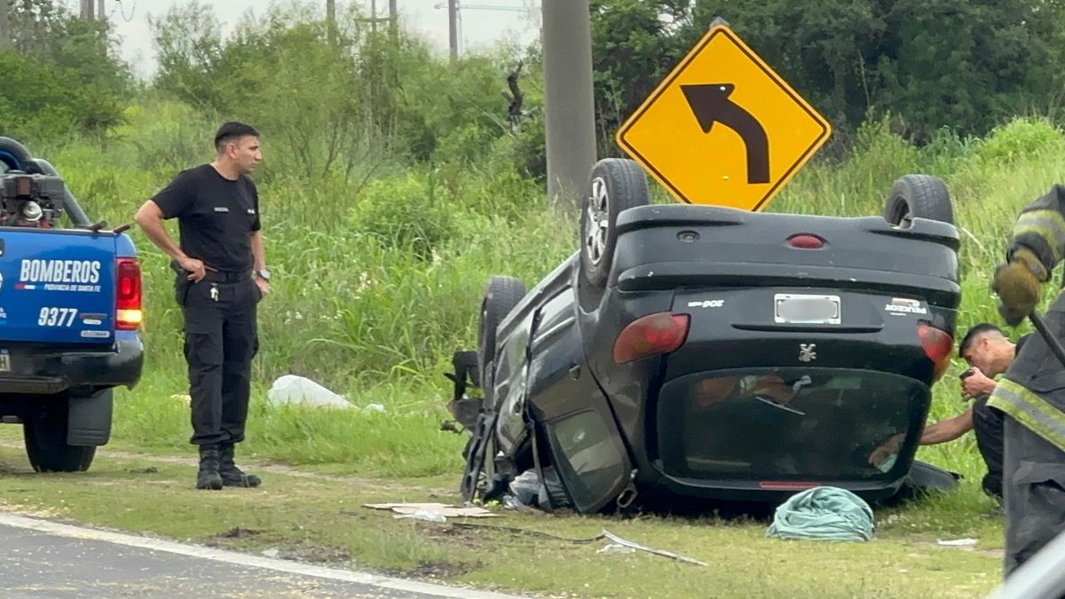 Un vehículo volcó en Circunvalación Oeste de Sana Fe a la altura de calle Mendoza. La conductora fue trasladada herida al hospital Cullen.