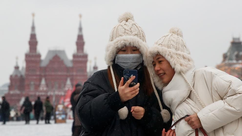 Una joven con máscara fotografiada en la plaza roja de Moscú, en Rusia, el 28 de enero (Maxim Shemetov / Reuters)