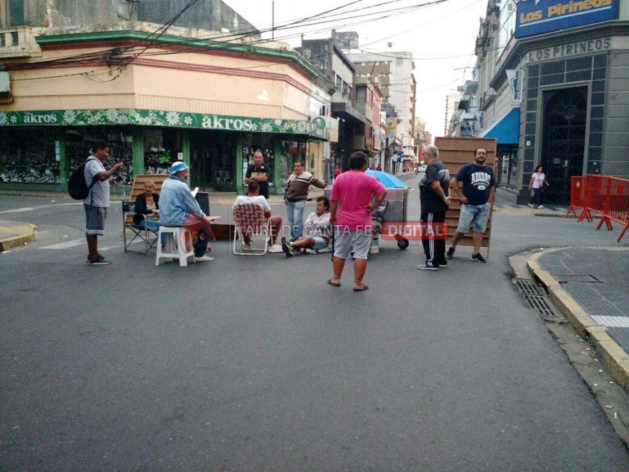 Puesteros cortan el microcentro luego de la propuesta municipal