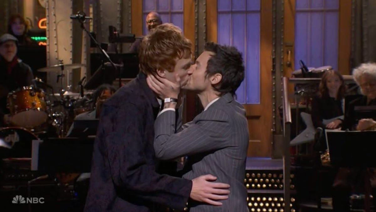 Las acusaciones de queerbaiting suelen perseguir a las figuras del pop que desafían las normas de género tradicionales en sus giras mundiales y alfombras rojas.