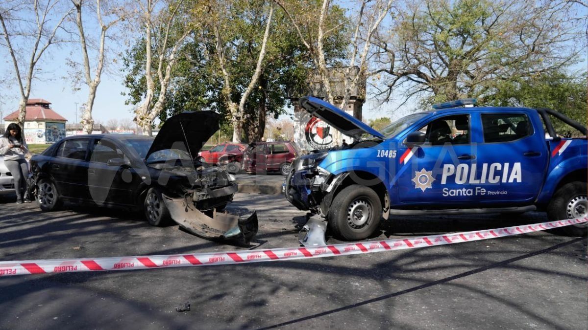 Uno de los patrulleros impactó contra dos vehículos particulares.