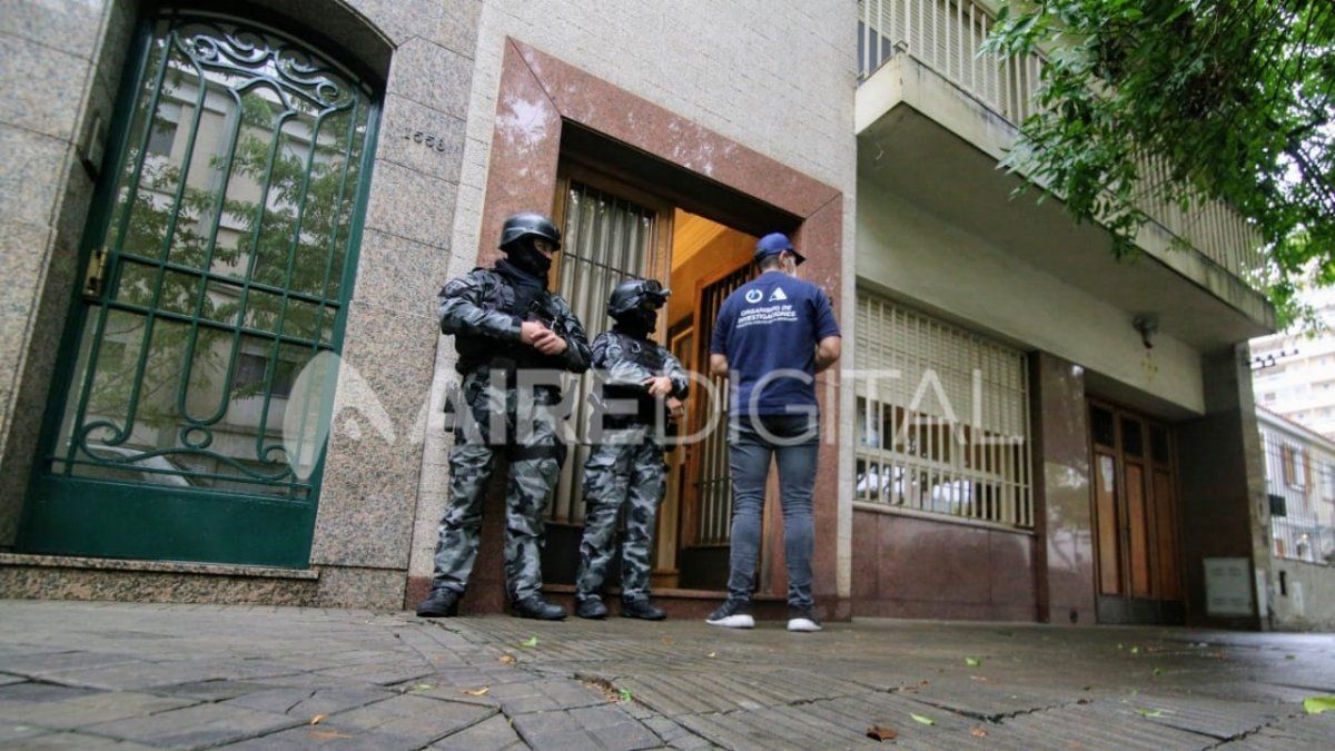 Viamonte al 1500, sede de la mutual del Jockey Club. Allanamientos en Rosario en el marco de la detención del empresario Leonardo Peiti, en la causa por juego clandestino.