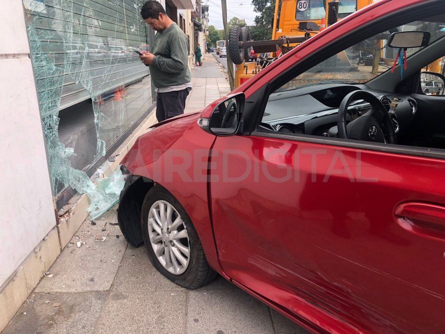 El vehículo quedó incrustado en la vidriera de un local comercial.