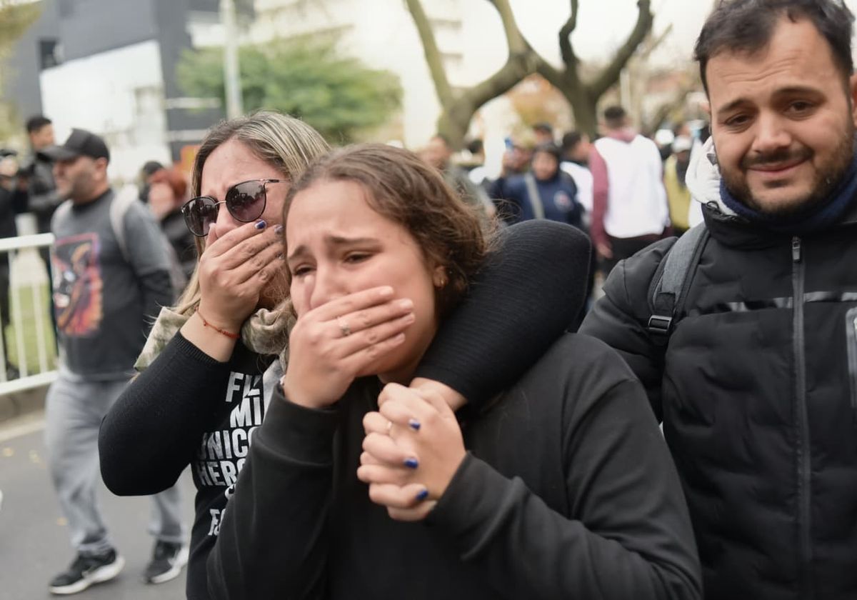 Dolor y tristeza, el sentimiento predominante en la masiva despedida al Indio Solari.