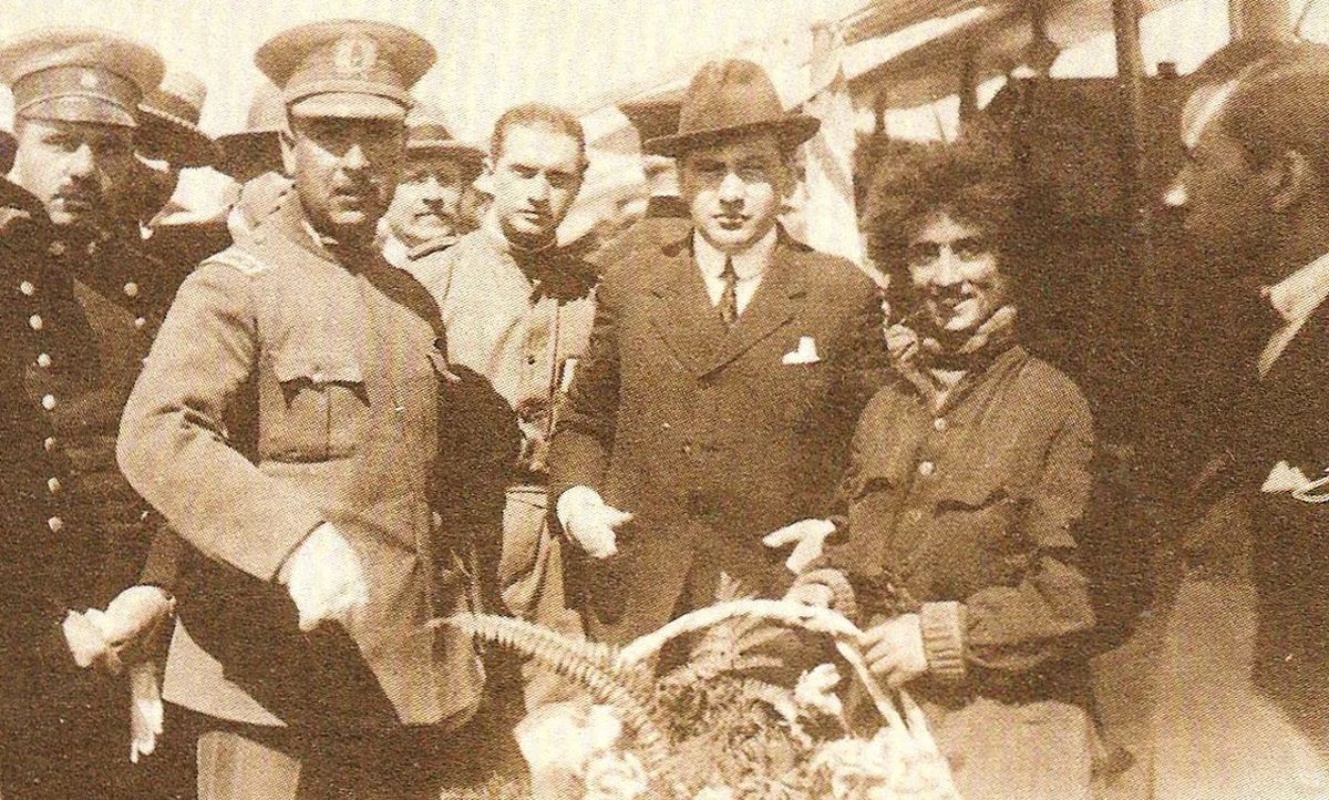 Tras cruzar los Andes, Adrienne fue recibida en Chile con todos los honores como la heroína que era. En la foto, posa con el presidente chileno, Arturo Alessandri Palma, y el Inspector General de Aviación de ese país, general Luis Contreras Sotomayor.
