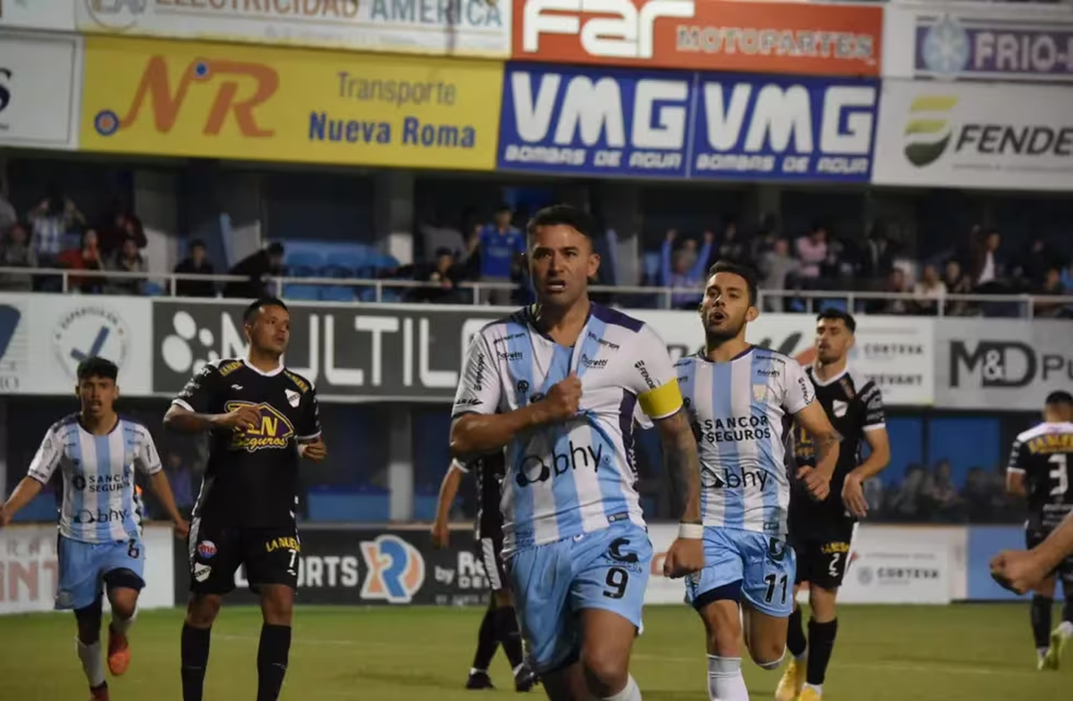 Claudio Bieler confirmó que no seguirá jugando en Atlético Rafaela. Claudio Bieler confirmó que no seguirá jugando en Atlético Rafaela.