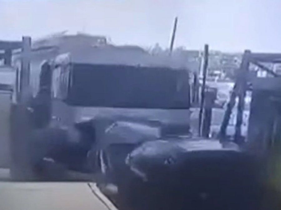 Vivos de milagro: un camión cisterna no pudo frenar y choco a dos autos en un peaje