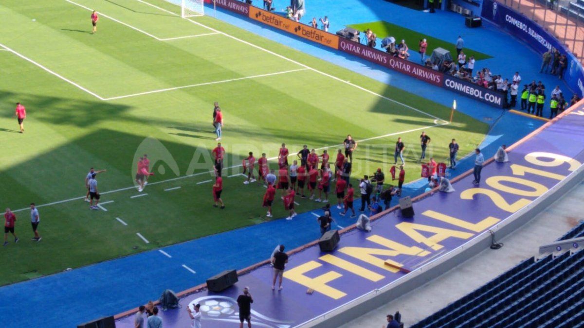Col&oacute;n realiz&oacute; el reconocimiento del campo de juego en el estadio La Nueva Olla