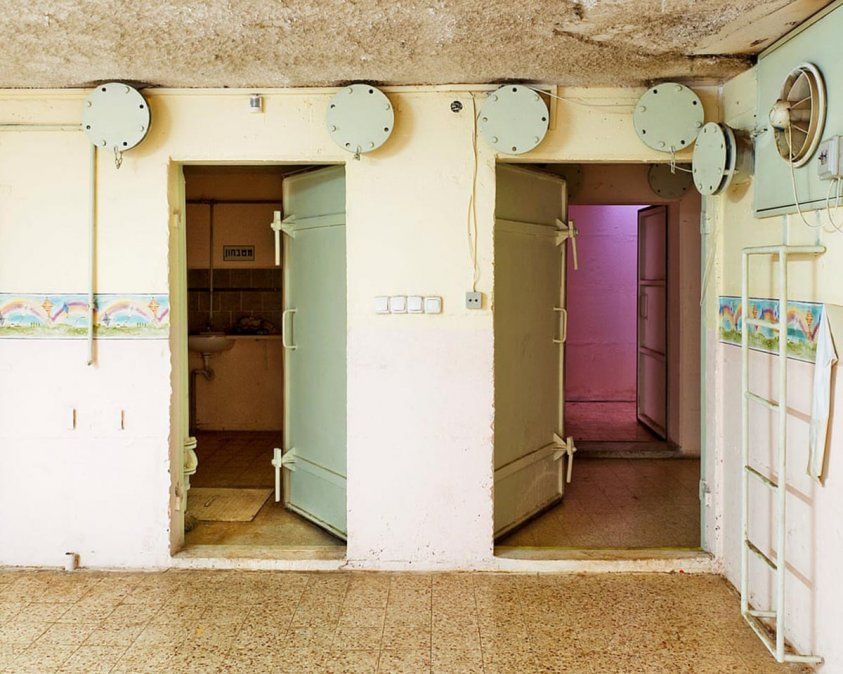 Las fotografías de Reynolds revelan cómo los israelíes han integrado creativamente estas habitaciones en su vida cotidiana. Arquitectura de una amenaza existencial de Adam Reynolds es una publicación de Edition Lammerhuber. Todas las fotografías: Adam Reynolds / Edition Lammerhuber