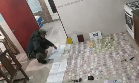 En uno de los domicilios allanados los investigadores secuestraron grandes sumas de dinero.&nbsp;