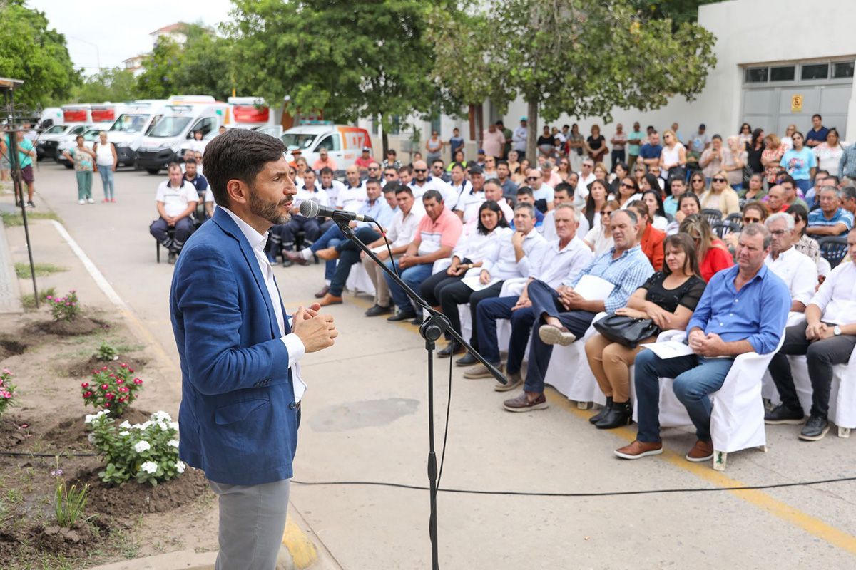 El gobernador Maximiliano Pullaro encabezó un acto en Tostado en el que se entregaron ocho ambulancias.