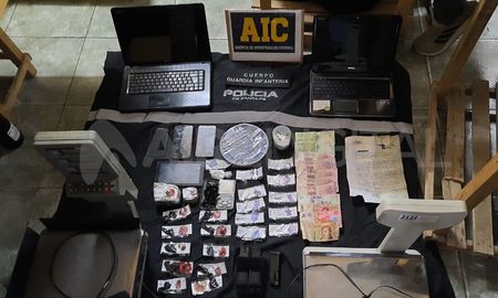 Los elementos que los investigadores encontraron en uno de los domicilios allanados. Los elementos que los investigadores encontraron en uno de los domicilios allanados.
