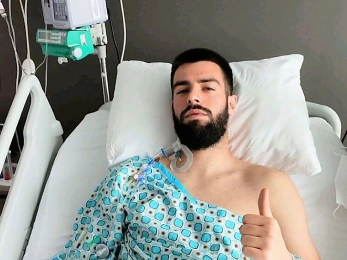 Su nombre es Robert Peric- Komisic, y es un futbolista bosnio de 23 años que dejó el fútbol por unos meses para salvarle la vida a su mamá.