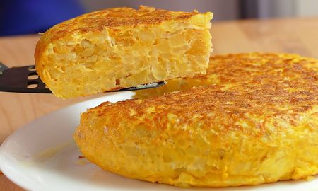 Cómo hacer una riquísima tortilla de papas. Cómo hacer una riquísima tortilla de papas.