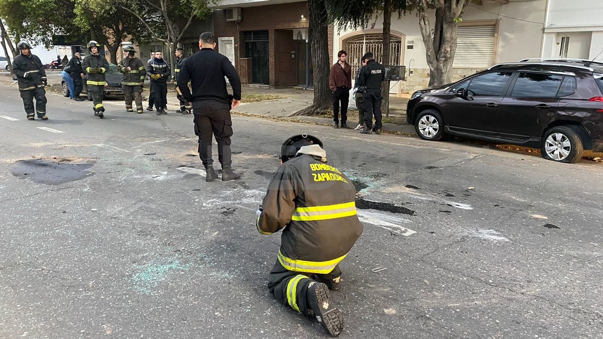 Tras el choque, pusieron sobre las cuatro ruedas al Renault Twingo y los Bomberos Zapadores removieron los restos de combustible de la calzada.