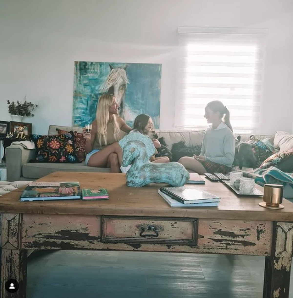 Nicole y dos de sus hijas en el living. Foto IG.