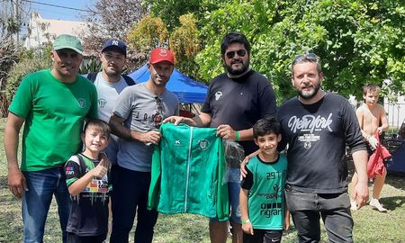 mascherano revoluciono san justo: la gente entraba para sacarse una foto con el mascherano revoluciono san justo: la gente entraba para sacarse una foto con el