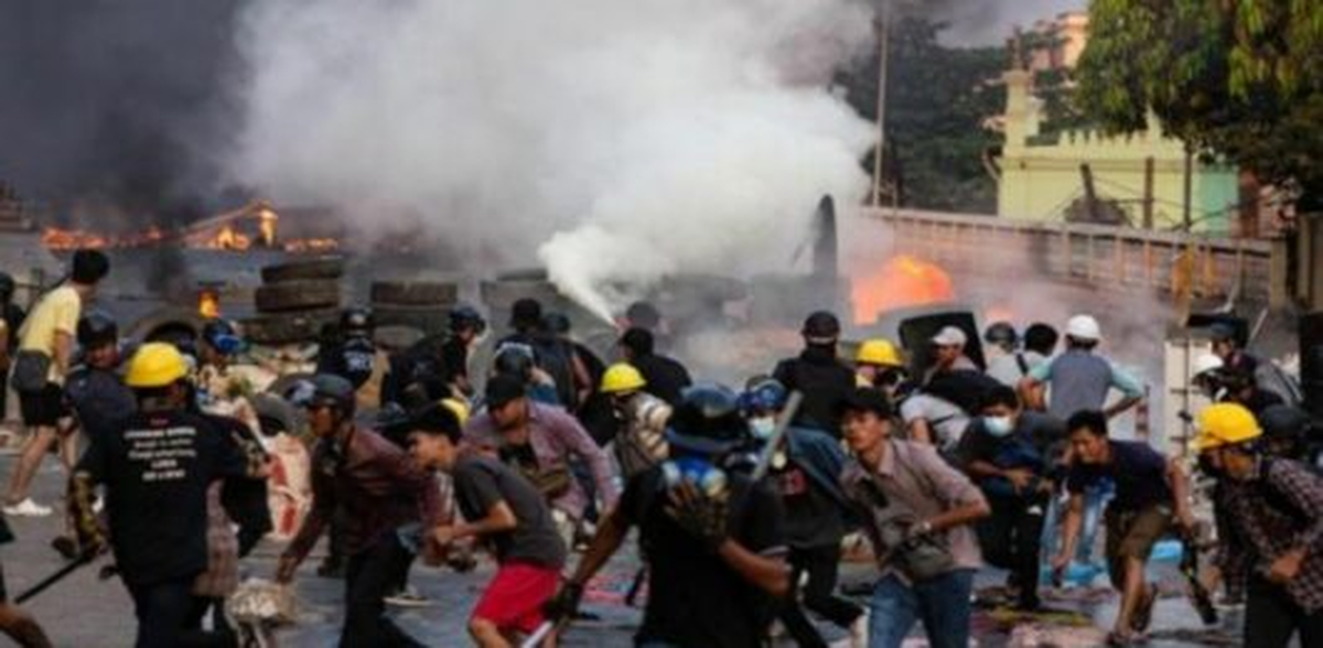 La población civil intentó resistir al golpe militar y fueron reprimidos salvajemente.