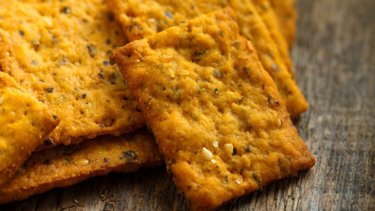 La masa combina puré de calabaza, harina de garbanzo, condimentos y semillas de sésamo. La masa combina puré de calabaza, harina de garbanzo, condimentos y semillas de sésamo.