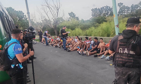 Feroz pelea entre las dos facciones de la barra de River: 30 detenidos. Feroz pelea entre las dos facciones de la barra de River: 30 detenidos.