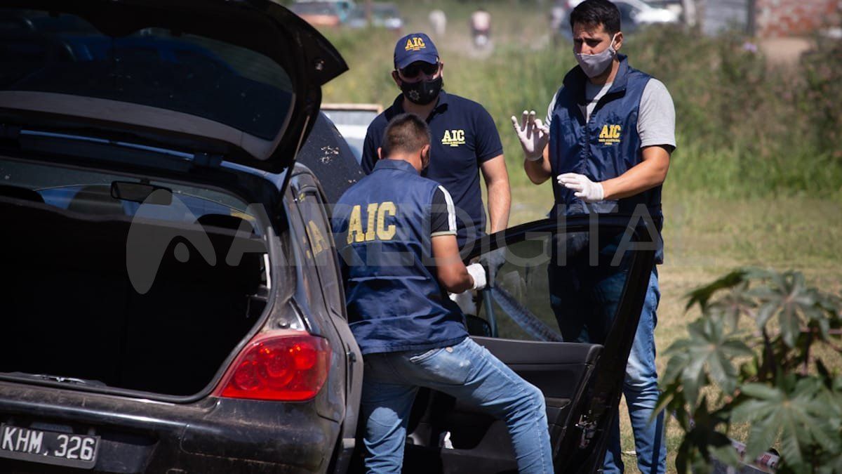 Peritos de la AIC inspeccionaron el vehículo.