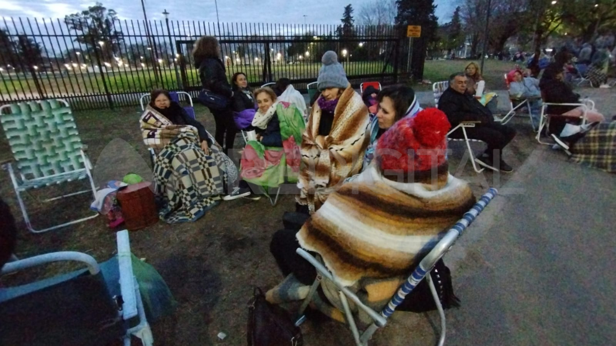 Bien abrigados, los creyentes esperaron toda la noche en la cola. Bien abrigados, los creyentes esperaron toda la noche en la cola.