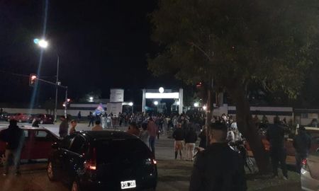 La manifestación frente a la sede de la Jefatura se extendió hasta altas horas de la noche. La manifestación frente a la sede de la Jefatura se extendió hasta altas horas de la noche.