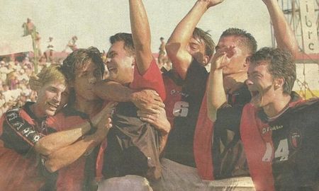 Por el Torneo Clausura 2000, se dio la goleada más notoria en el Clásico Santafesino bajo el ámbito de los torneos de carácter nacional. Colón vencía en su estadio a Unión por 4 a 0. Por el Torneo Clausura 2000, se dio la goleada más notoria en el Clásico Santafesino bajo el ámbito de los torneos de carácter nacional. Colón vencía en su estadio a Unión por 4 a 0.