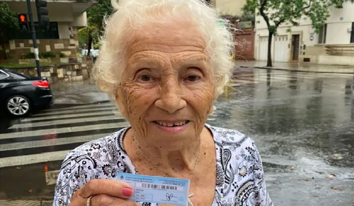 Mujer de 102 años fue a votar a una escuela de Rosario bajo la lluvia