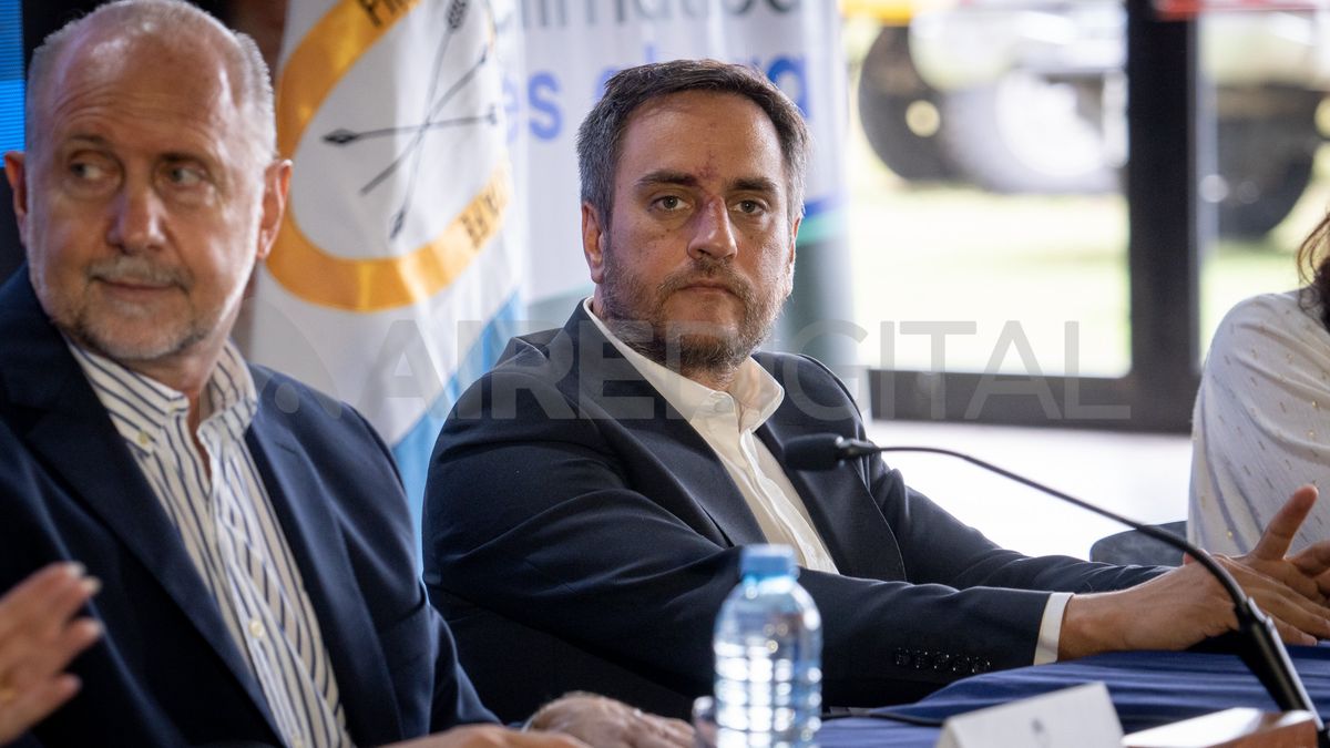 Juan Cabandié y Omar Perotti firmaron convenios este jueves en Santa Fe para fortalecer el combate de incendios en la provincia