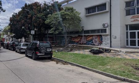 un ginecologo bajo del auto para atender a sus pacientes en el hospital, cayo un poste y lo mato un ginecologo bajo del auto para atender a sus pacientes en el hospital, cayo un poste y lo mato